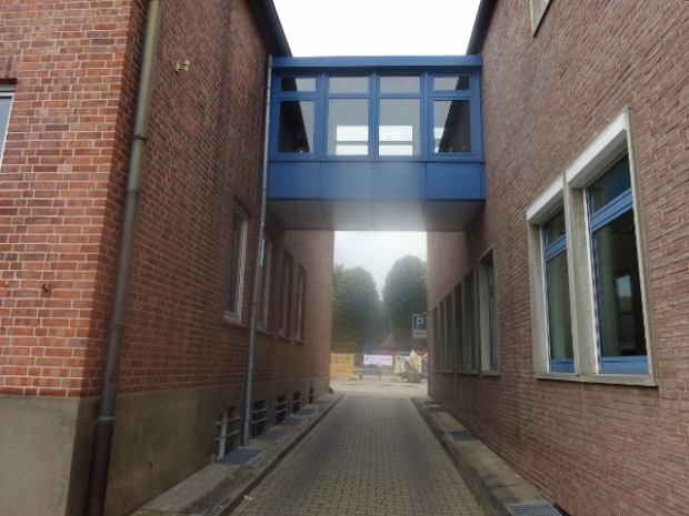 Gebäudeverbindungsbrücke / Zufahrt zum Hinterhausparkplatz