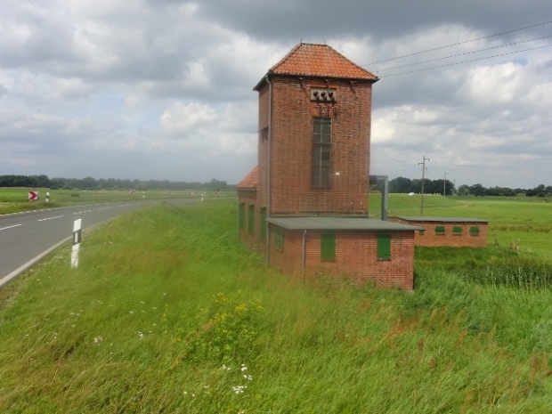 K 13 Kreisstraßenbrücke mit Staustufenhaus / Hauptabzugsgraben