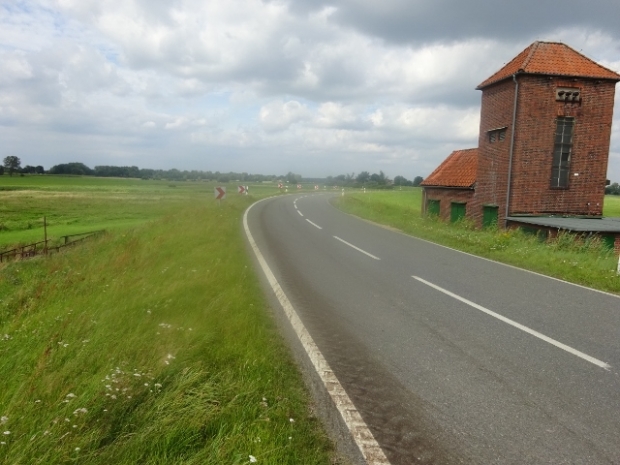 K 13 Kreisstraßenbrücke mit Staustufenhaus / Hauptabzugsgraben