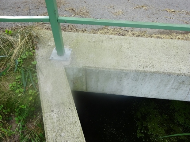 Straßenbrücke Dambeck / Graben in der Elbaue