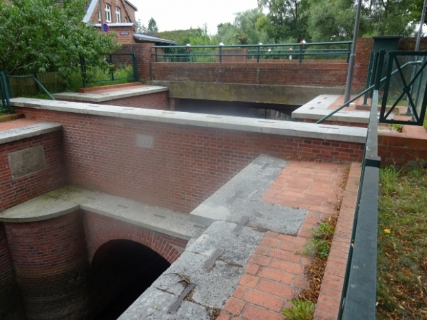 Steinschleusenbrücke / Dove, im Bildvordergrund