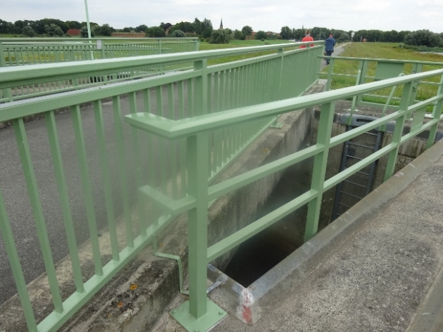 Arbeitswegbrücke am Sperrwerk / Dove - Elde, rechts im Bild