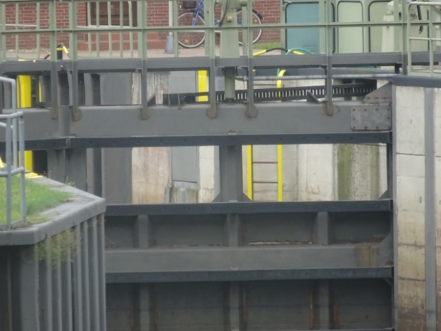 Arbeitswegbrücke / südl.Schleusentor in Müritz - Elde - Wasserstraße