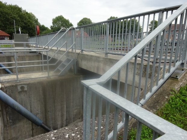 Inselerschließungsbrücke in der Müritz - Elde - Wasserstraße und der Dove Elbe