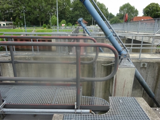Inselerschließungsbrücke in der Müritz - Elde - Wasserstraße und der Dove Elbe