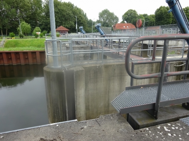 Inselerschließungsbrücke in der Müritz - Elde - Wasserstraße und der Dove Elbe