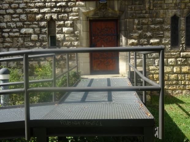 Kirchseitenzugangsbrücke / Vorgarten der Kirche in der Firlstraße