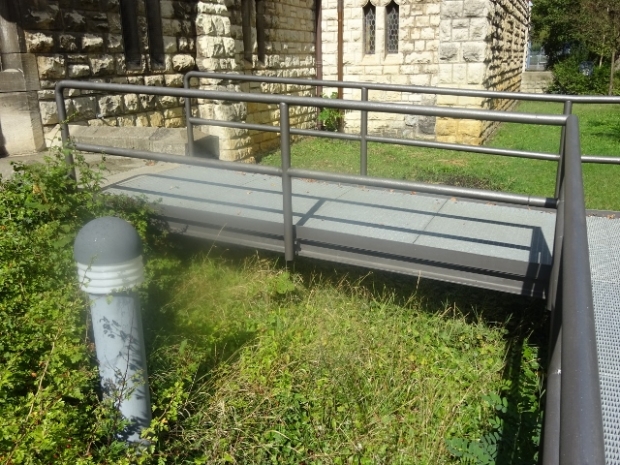 Kirchseitenzugangsbrücke / Vorgarten der Kirche in der Firlstraße