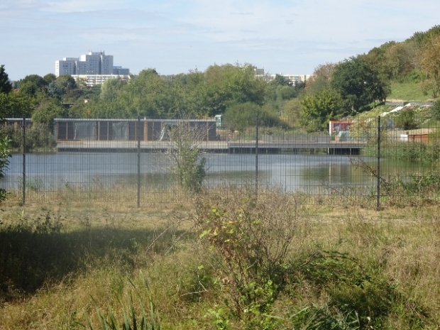 Fußwegbrücke zur Seetribühne / Wuhleteichrand