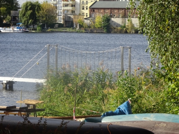 Fußwegbrücke im Flußbad Köpenick Gartenstraße Krokodil / Dahme