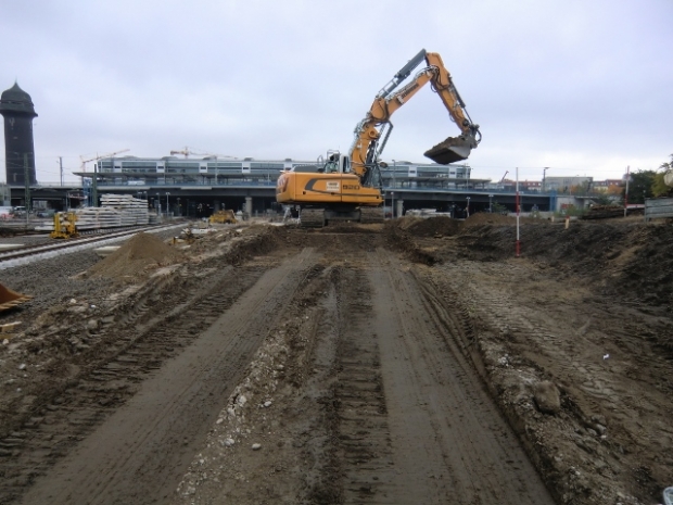 Ostkreuzbrücke Hauptbauwerk der Eisenbahnanlagen der Ringbahn / Stadtbahn O-W Verkehr, im Bidhintergrund die hohe Bahnhofshalle