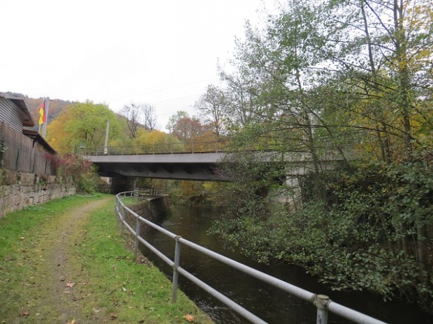 EÜ Strecke Jena - Saalfeld / Saaleumlauf am Walkteich, Weg zum Sportplatz
