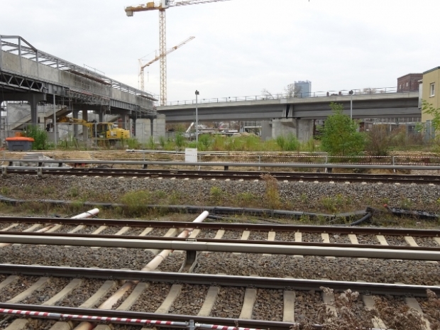 Fußwegbrücke über Bahnhof Ostkreuz / EU Stadtbahngleise, links im Bild