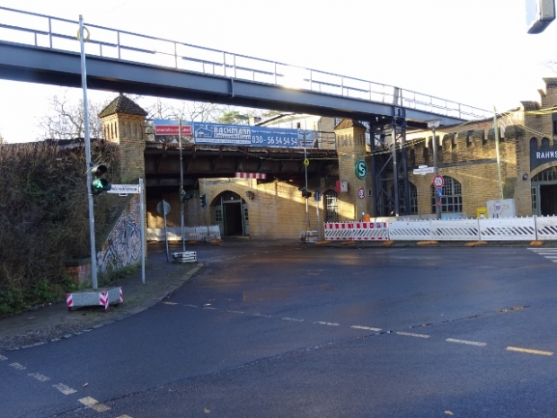 Kabelbrücke / Ingeborg-Hunziger-Straße, im Bildvordergrund