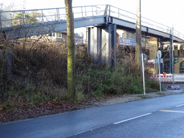 Kabelbrücke / Ingeborg-Hunziger-Straße, im Bildvordergrund