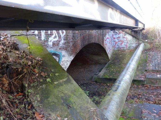 Rohrbrücke neben der BAS 38834 / Fredersdorfer Mühlenfließ, unten rechts im Bild