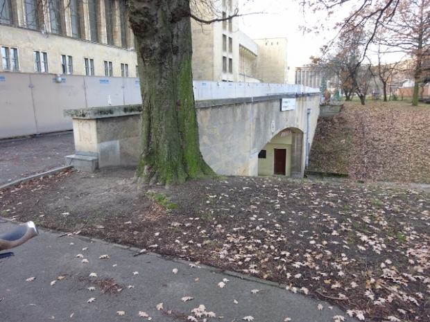 Bunkerparallelstraßenbrücke / Zufahrt zum ehem. Flughafengebäude