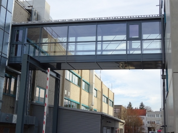Gebäudeverbindungsbrücke / Betriebsstraße