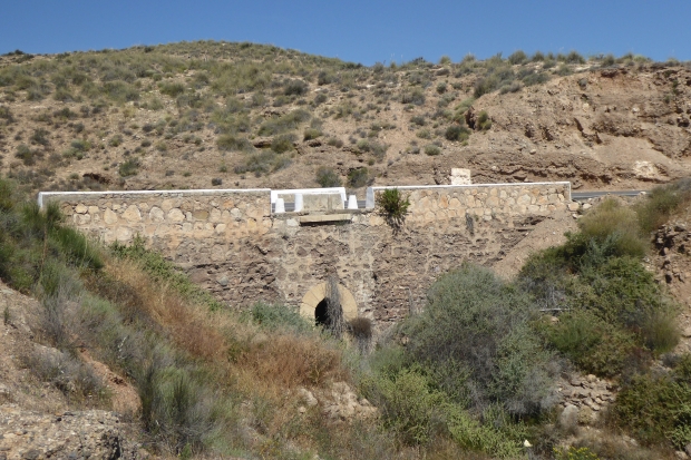 Straßenbrücke über Trockenflussbett