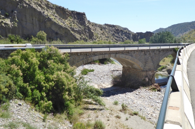 Alte Straßenbrücke über Rio Andarax
