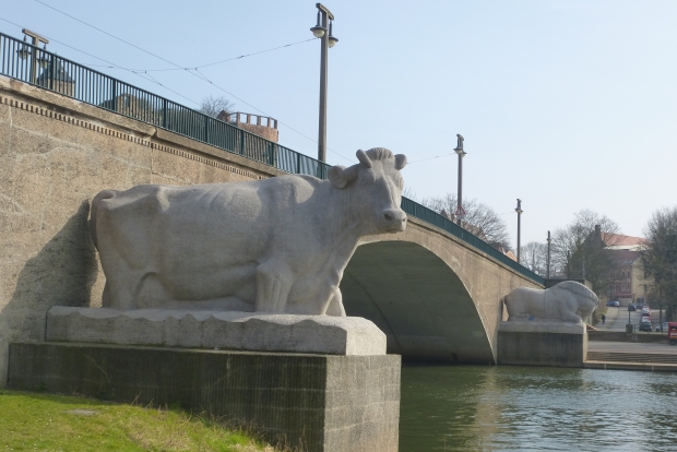 Stier auf der Landseite der Kröllwitzer Brücke