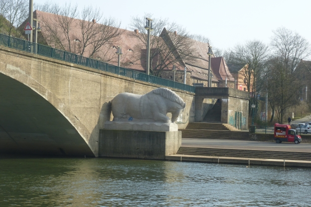Pferd auf der Stadtseite der Kröllwitzer Brücke