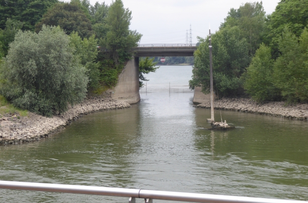 Wrack eines Aalschokkers in der Einfahrt zum Silbersee