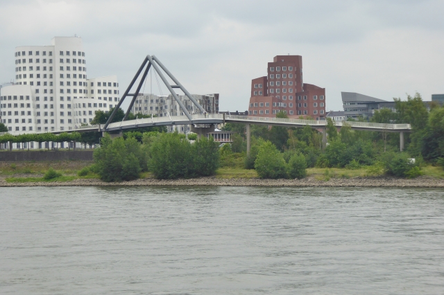 Düsseldorfer Hafenbrücke, Bl. v. Rhein