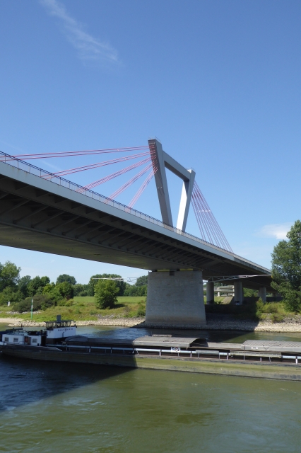 Unter der Flughafenbrücke Düsseldorf