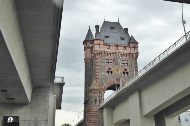 Brückenturm der nördlichen Nibelungenbrücke