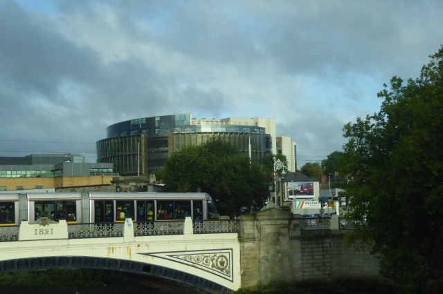 Seán Heuston Br., sorry schlechtes Bild, mit Gerichtsgebäude