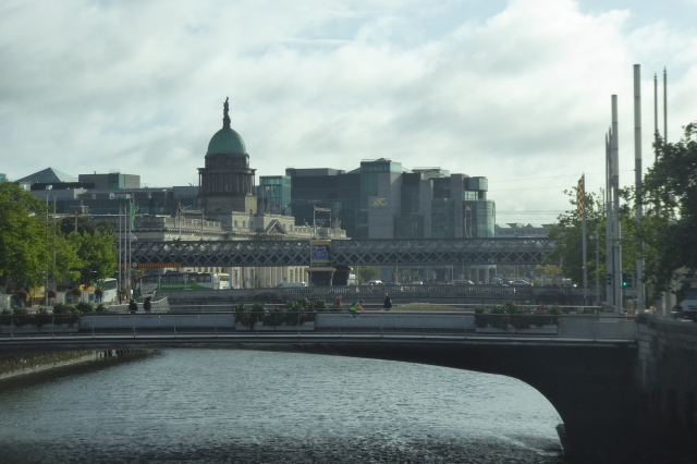 Rosie-Hacket-Bridge (im Vordergrund)