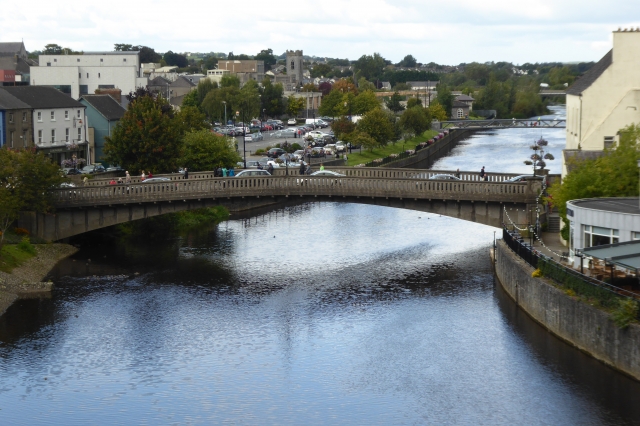 Blick vom Schloss auf die Brücke