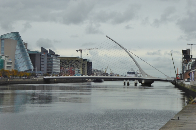 Die Calatrava-Brücke, Blick nach Osten