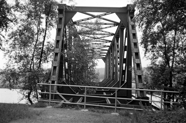 Der letzte erhaltene Überbau, aus Richtung Grimma unt Bf. Er stammt von 1931, nach der Sprengung am 15. April 1945 und der Reparatur des Brückenzuges ist die Brücke wegen Mangel an Oberbaumaterial nicht wieder genutzt worden.