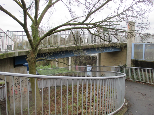 Blick von der nördlichen Spirale auf das nördliche Teilstück der Brücke