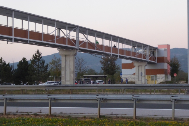 Fußgängerbrücke an Raststätte