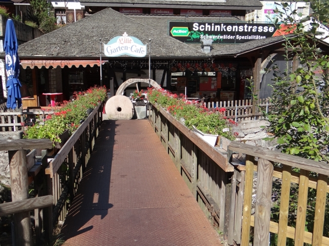 Fußgängerbrücke zum Cafe Triberg