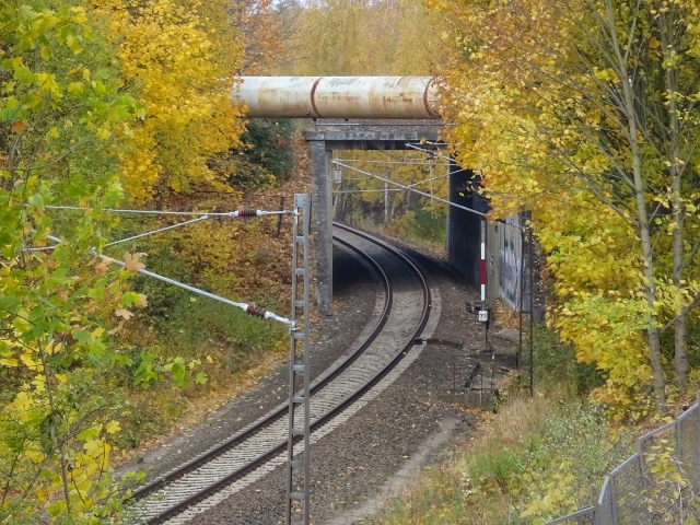 Rohrbrücke Im Biesdorfer Kreuz, im Bildvordergrund