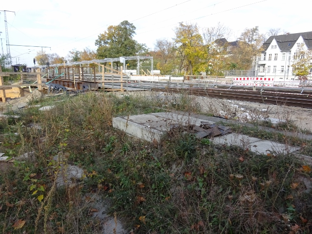 Kabelbrücke/ im Bild oben links und entfernt