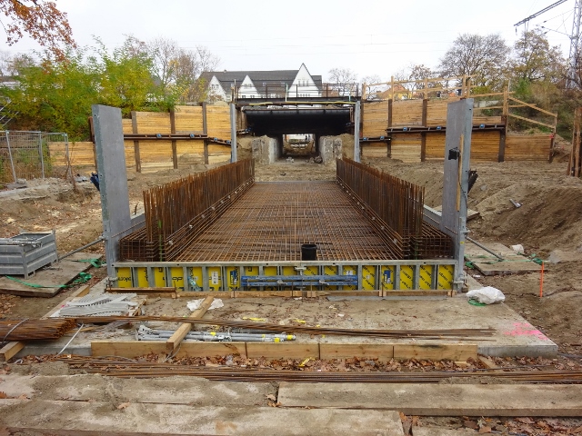 Kabelbrücke / Südostzugang zum Bahnhof Karlshorst, entfernt ganz oben am Bildknoten