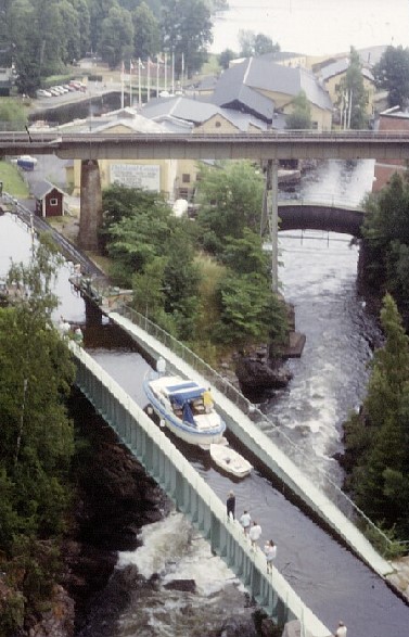 Kanalbrücke im Vordergrund, oben die Eisenbahnbrücke, unter der Eisenbahnbrücke liegt die Strassenbrücke