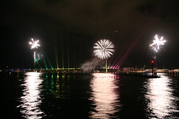 Eröffnungsfeuerwerk und Lichtershow