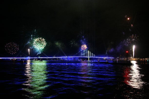 Eröffnungsfeuerwerk und Lichtershow