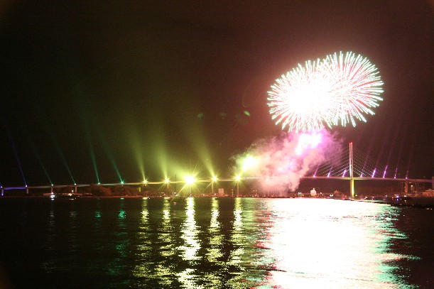 Feuerwerk zur Brückeneröffnung