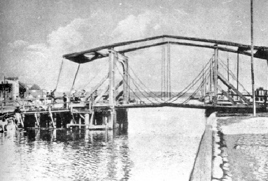 Sie existiert in dieser Gestalt schon lange nicht mehr. Heute steht dort eine unbewegliche, sehr tief liegende Straßenbrücke für die B 111. Schiffspassage ist nicht mehr möglich.