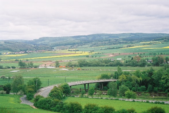 im Hintergrund der Bauplatz der Fuldabrücke