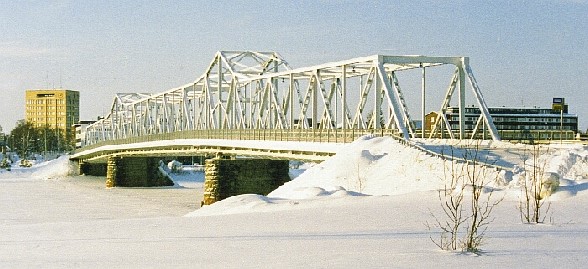Alte Brücke im Winter