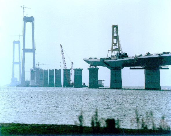 Brückenlinie: Pfeiler+Pylone