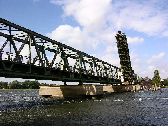 die geöffnete Brücke